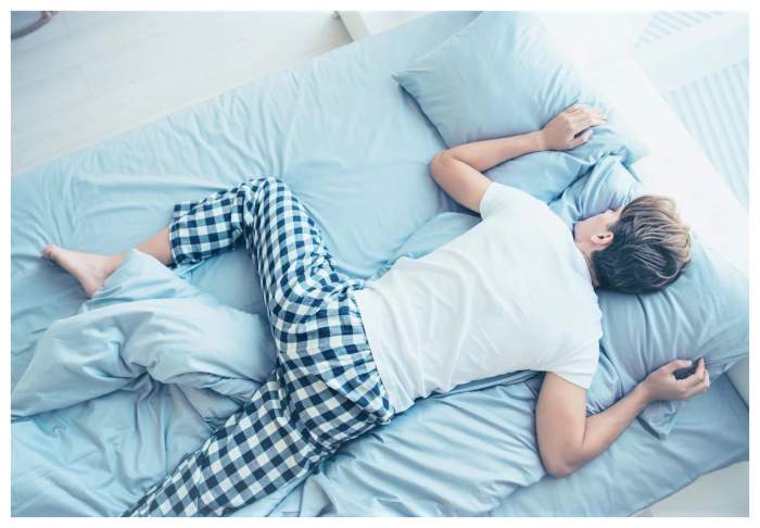 Poziția de somn care îți poate afecta sănătatea. La ce riscuri te poți expune