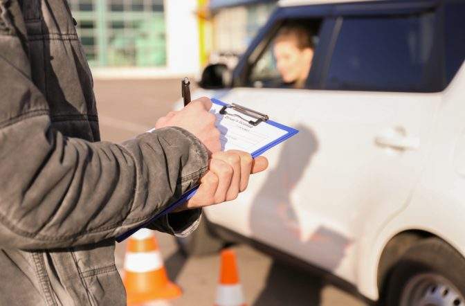 Testul de atenție pe care mulți românii îl pică. Tu știi câte persoane sunt în mașină?