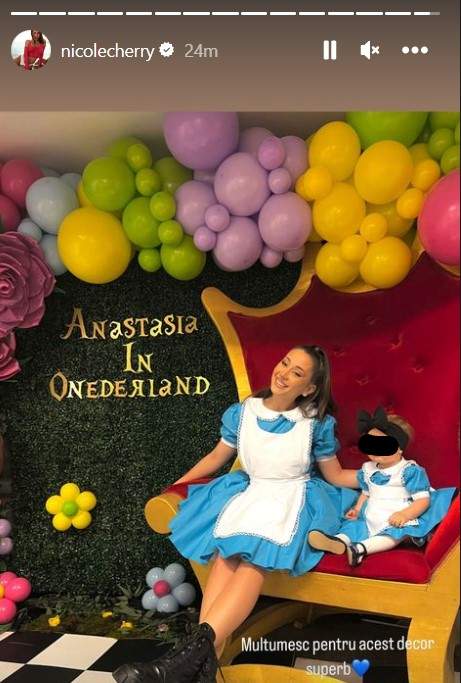 Nicole Cherry și fiica ei, costumate în Alice din Țara Minunilor la petrecerea aniversară a micuței. Anastasia a împlinit un an / FOTO