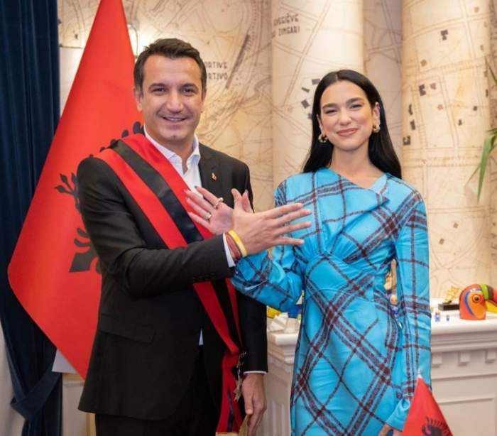 Dua Lipa și-a schimbat cetățenia. Artista a depus jurământul în fața președintelui țării