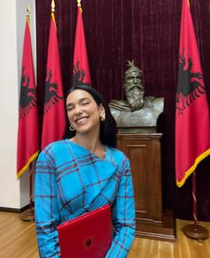 Dua Lipa și-a schimbat cetățenia. Artista a depus jurământul în fața președintelui țării