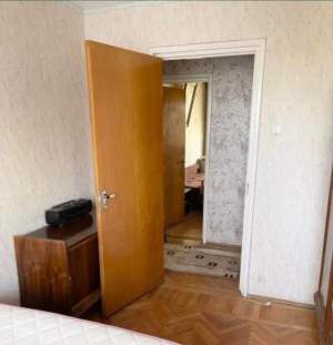 Piața imobiliară se prăbușește în România. Cât a ajuns să coste un apartament vechi cu trei camere, în București / FOTO