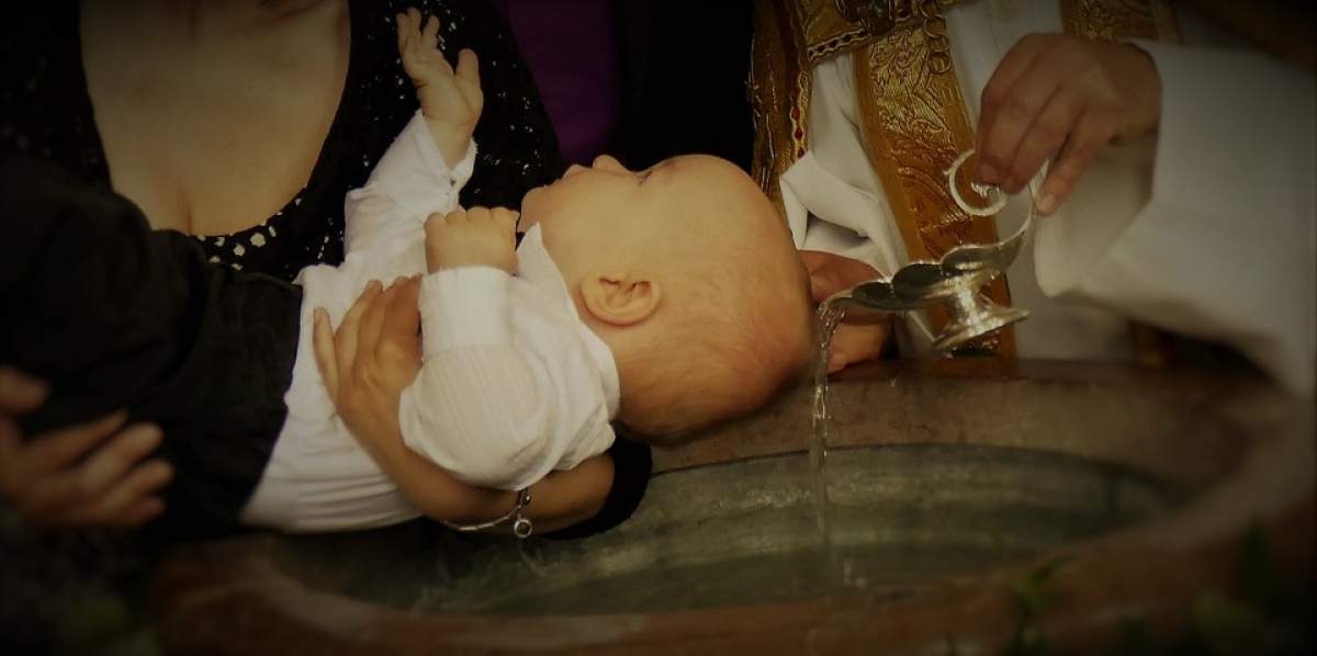 bebeluș în timpul creștinării