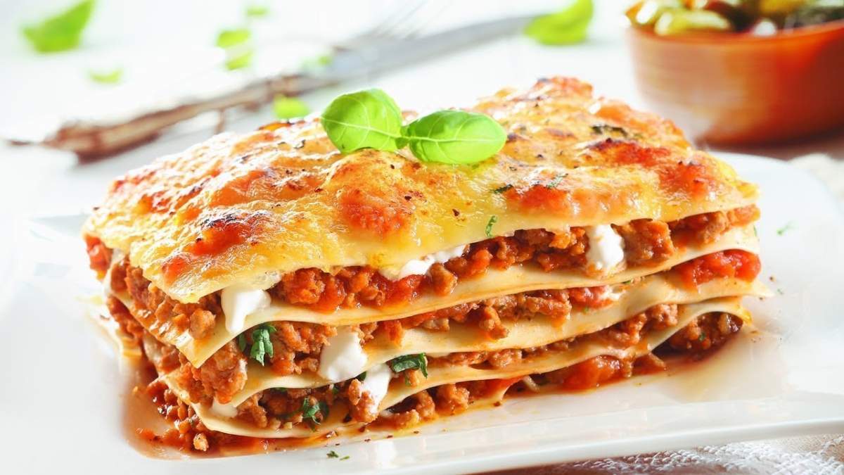 Ingredientele pentru cea mai bună lasagna cu carne tocată. Rețeta bucătarilor Ingredientele pentru cea mai bună lasagna cu carne tocată. Rețeta bucătarilor