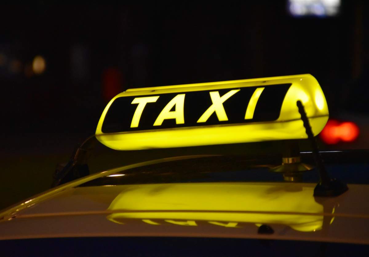 Cât a plătit o femeie pentru o cursă cu taxi, după ce a născut pe bancheta din spate a mașinii: ”Înțeleg că am făcut mizerie”