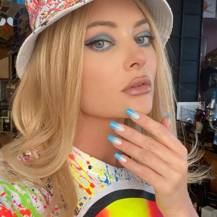 Recunoști fetița din imagine? Acum este una dintre cele mai mai apreciate cântărețe de la noi din țară