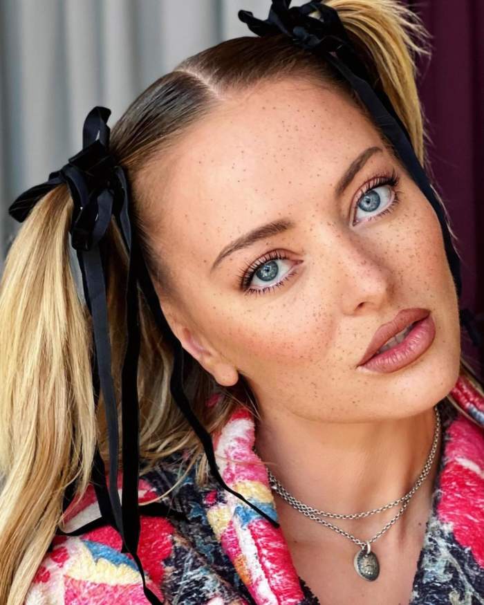 Recunoști fetița din imagine? Acum este una dintre cele mai mai apreciate cântărețe de la noi din țară