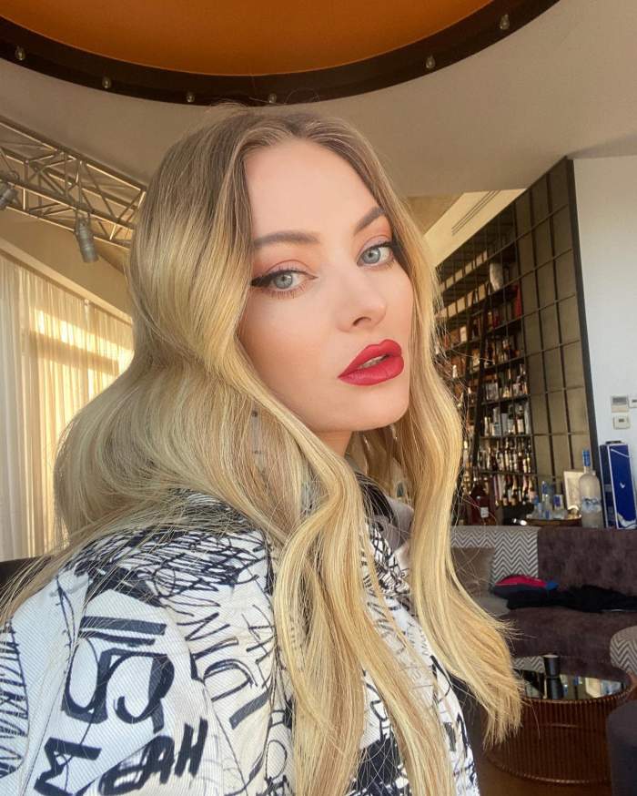 Recunoști fetița din imagine? Acum este una dintre cele mai mai apreciate cântărețe de la noi din țară