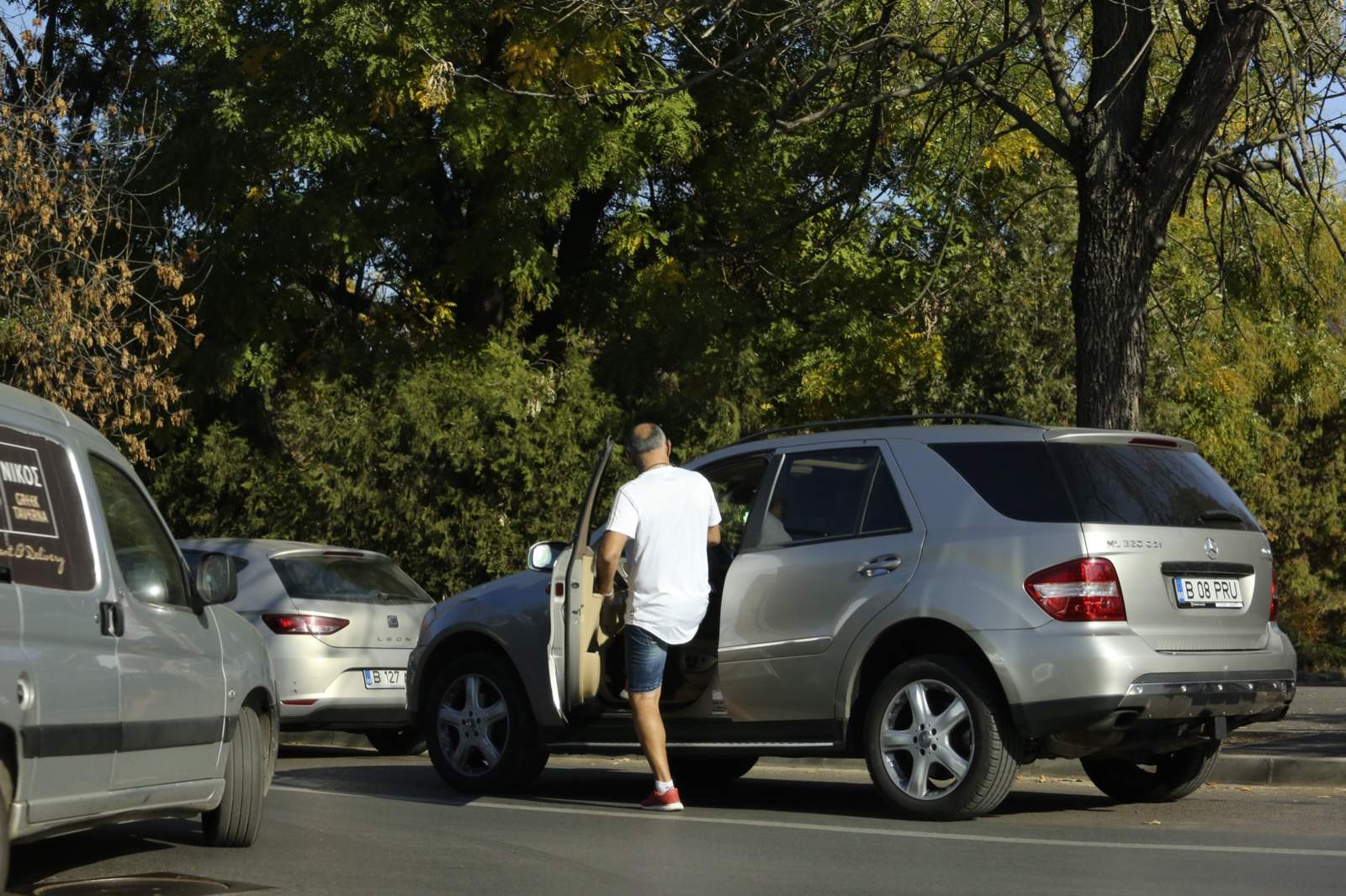 Florin Prunea nu ține cont de regulile de circulație atunci când e pe grabă. Fostul portar al Naționalei a fost prins pe picior greșit / PAPARAZZI