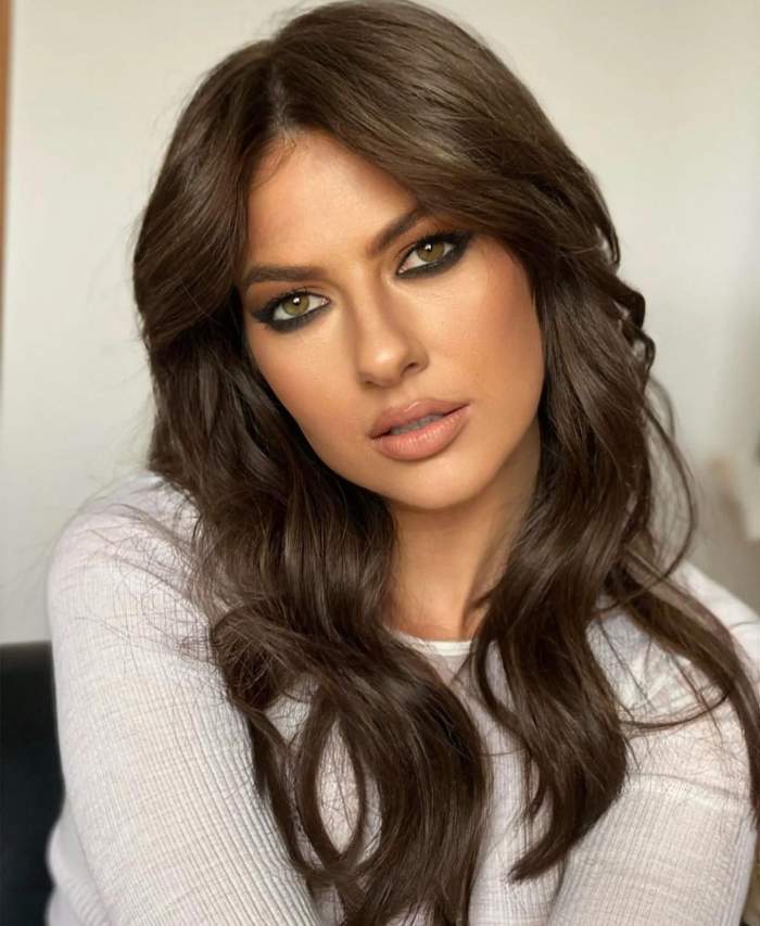 O recunoști pe fetița din imagine? Acum este una dintre cele mai apreciate artiste din România