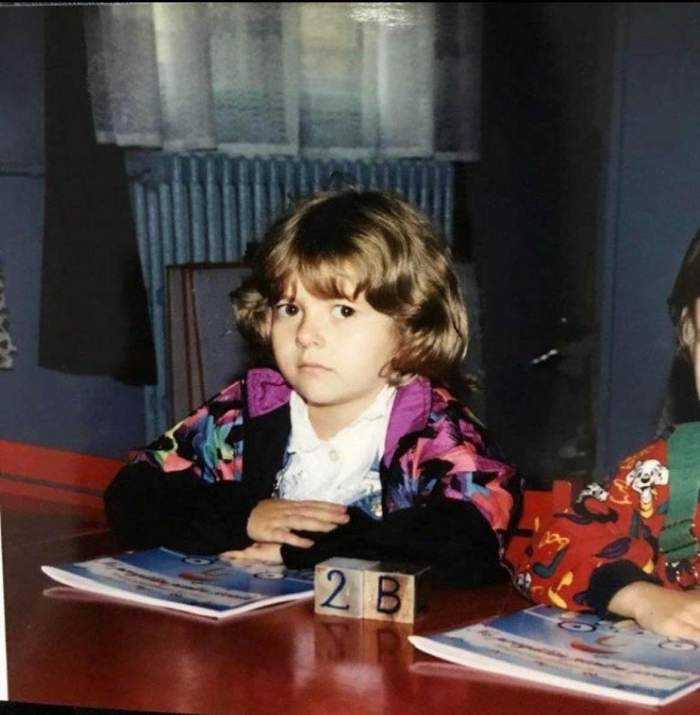 Tu o  recunoști pe fetița din fotografie?