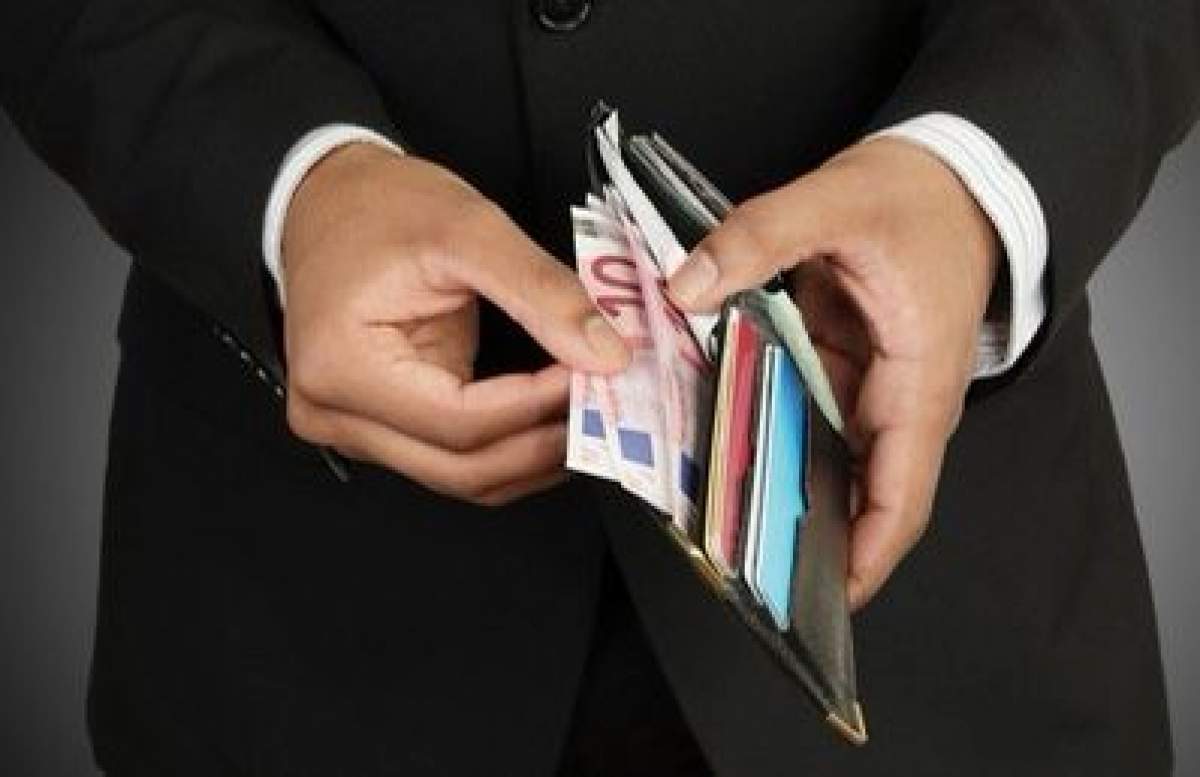 O nouă lovitură pentru români de la bănci! Persoanele cu credite vor plăti 1.200 de lei în plus