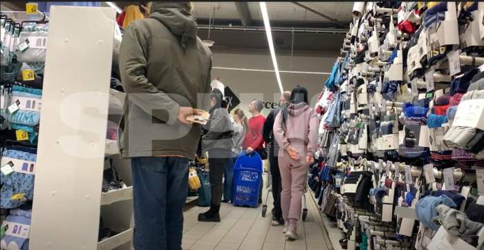 Andrei Tinu, ajutat de soție la cele mai „delicate” cumpărături! Cum a fost surprins alături de parteneră într-un mall din Capitală / PAPARAZZI
