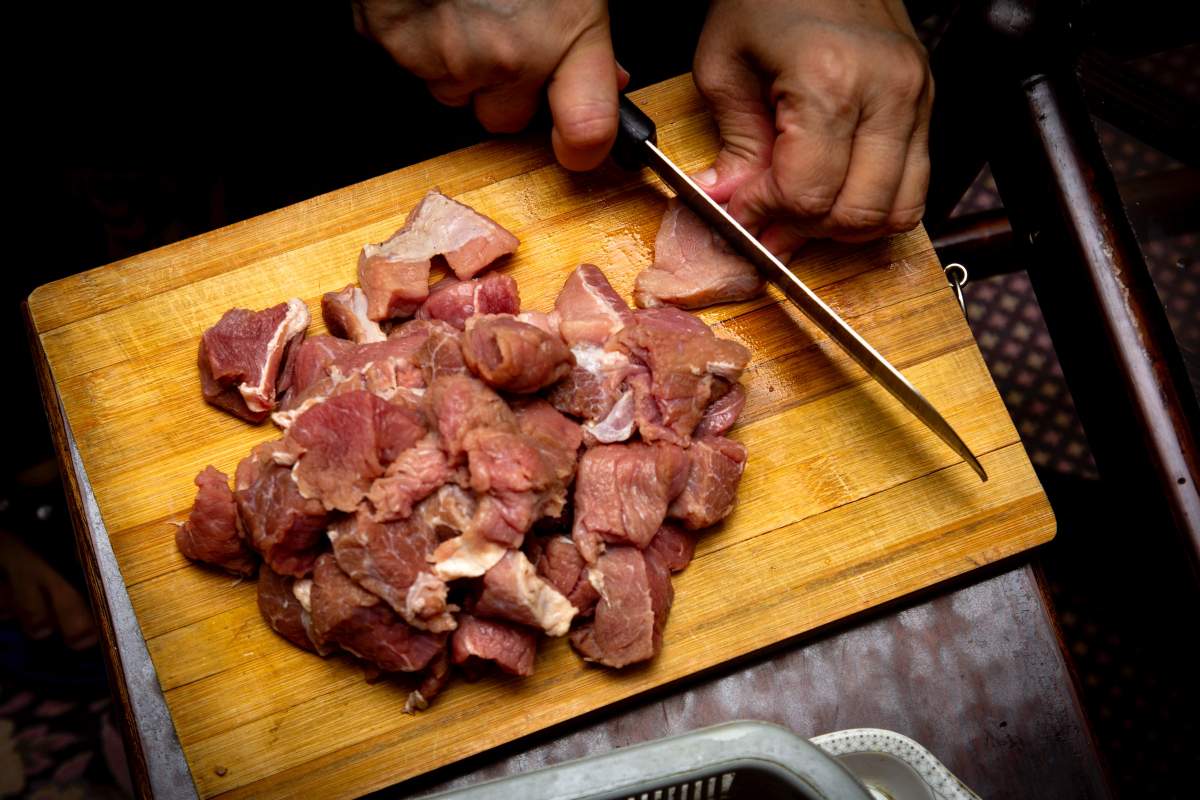 ANPC, avertisment pentru români în ceea ce privește carnea de porc. La ce trebuie să fie atenți când fac cumpărături pentru masa de Crăciun