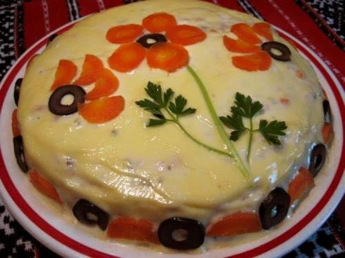 Salata de boeuf cu flori roșii pe ea