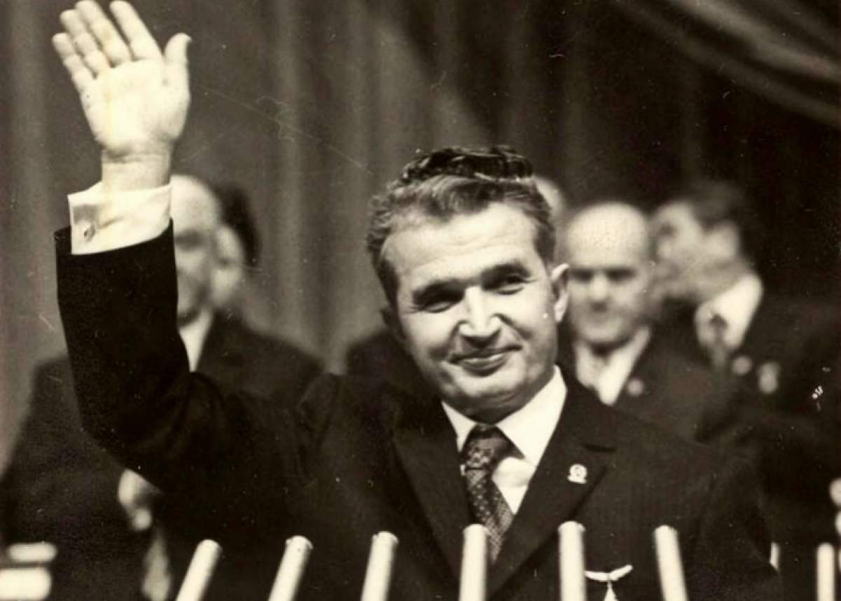 Nicolae Ceaușescu când salută oameni
