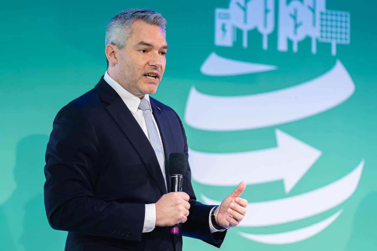 Cancelarul austriac a fost motivul glumelor unor români la tăierea porcului. Karl Nehamer cancelarul austriac.