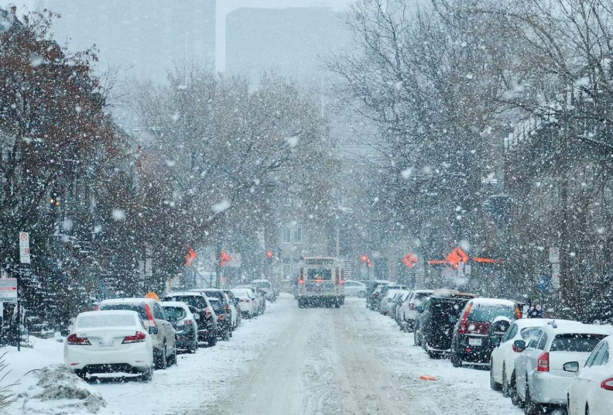 o stradă pe care ninge