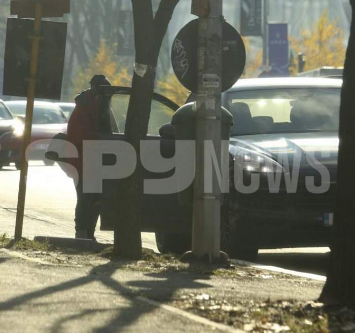 Edi Iordănescu și soția, victime ale lucrărilor de asfaltare din București. Cât durează să-și parcheze mașinile / PAPARAZZI