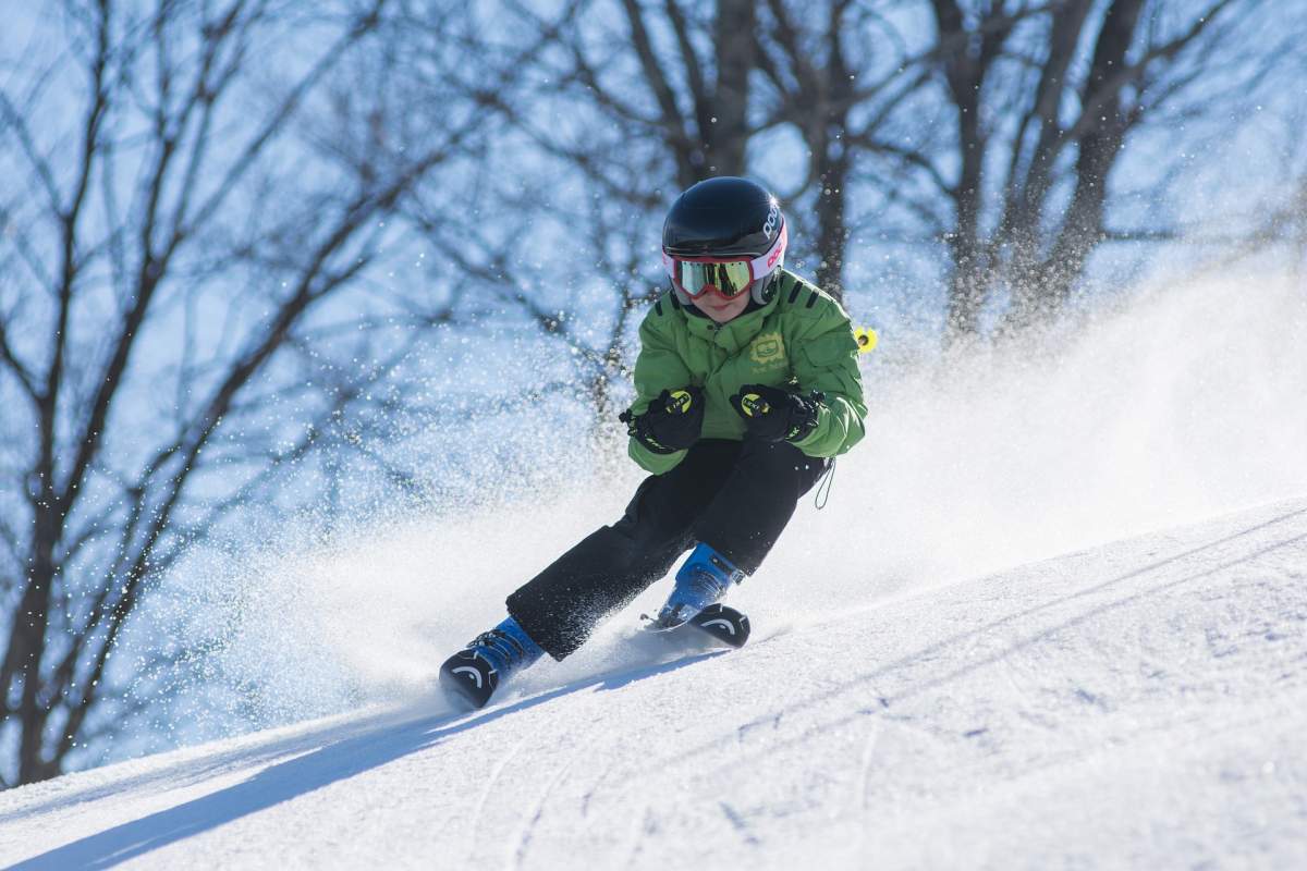 Cât te costă dacă vrei să mergi pe pârtie, în Sinaia. Preţul pentru un ski pass valabil o zi, pentru o familie cu un copil