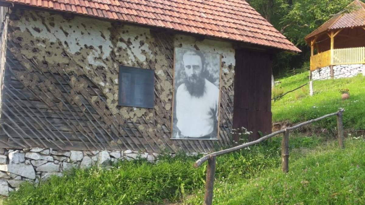 Casa lui Arsenie Boca a fost scoasă la vânzare. Cu cât se vinde locuința și cele 8,5 hectare de pământ