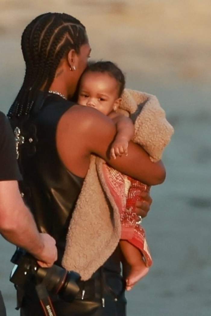 Rihanna a postat primele imagini cu bebelușul ei, la șapte luni după ce a născut. Fanii au fost impresionați de micuțul artistei / VIDEO
