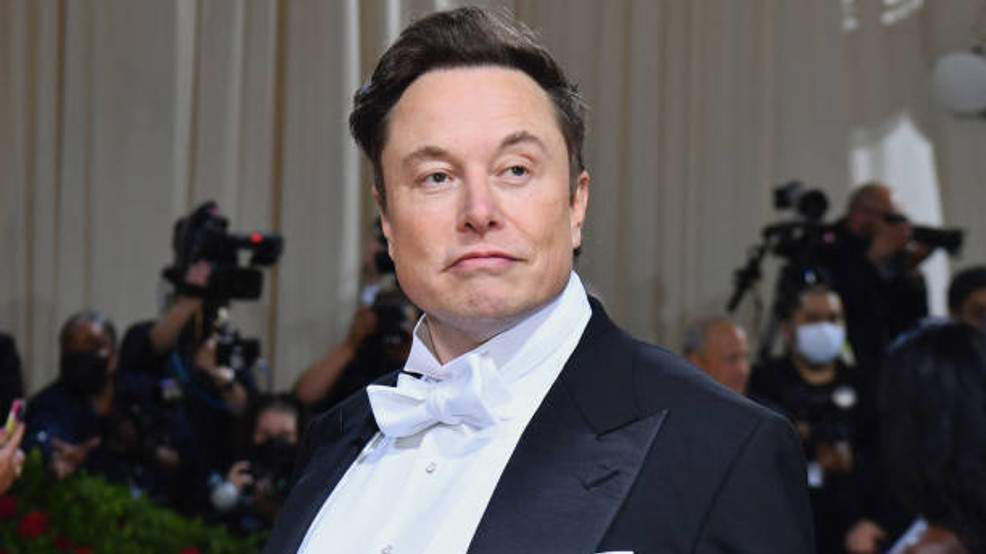Elon Musk îmbrăcat în costum