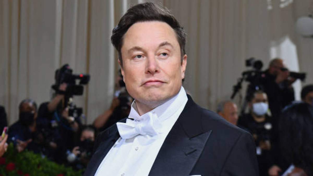 Elon Musk îmbrăcat în costum