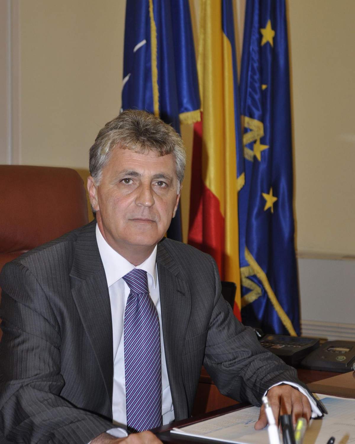 Mircea Dușa la birou