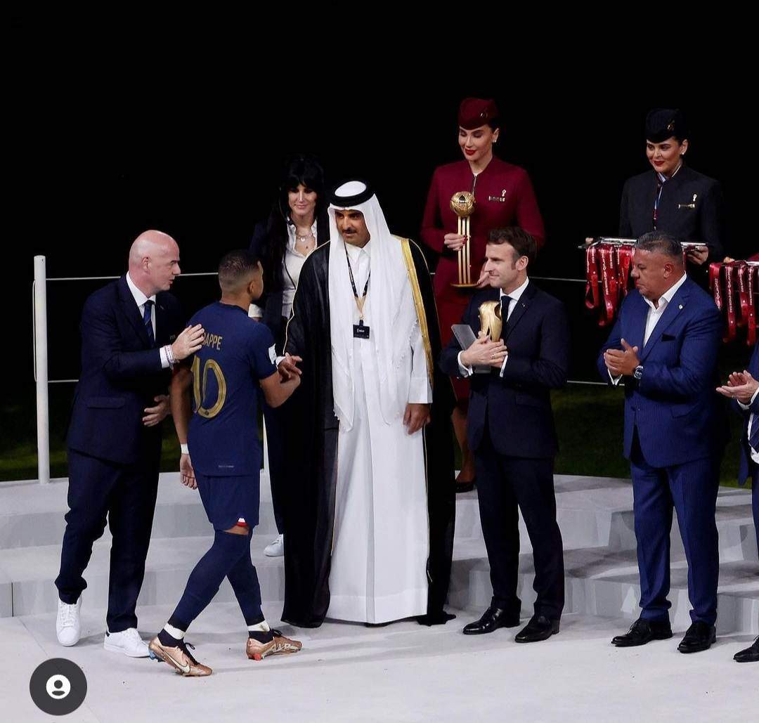 Cine este românca care a ținut trofeul oferit lui Lionel Messi pentru cel mai bun jucător, la ceremonia de premiere din Qatar: „Am împărțit scena cu...” / FOTO