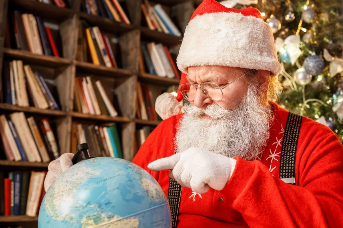 Moș Crăciun caută o destinație pe glob.