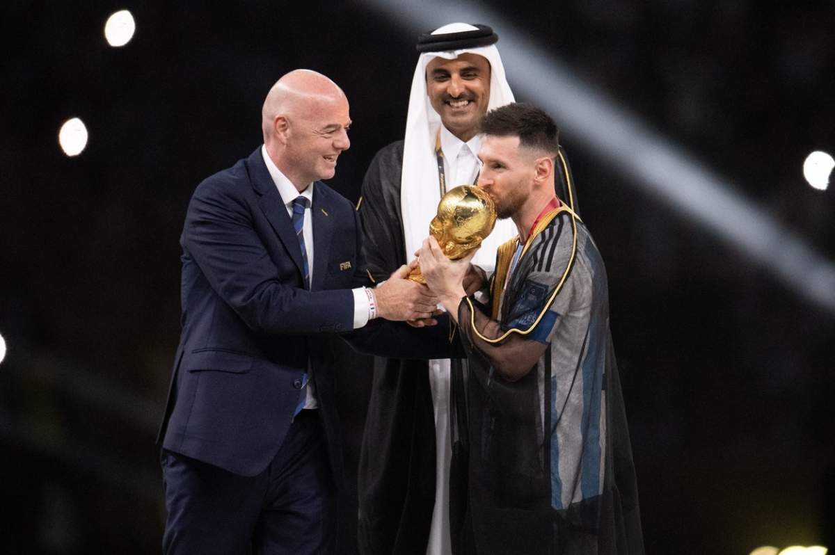 Lionel Messi îmbrăcat cu bisht, la Cupa Mondială 2022.