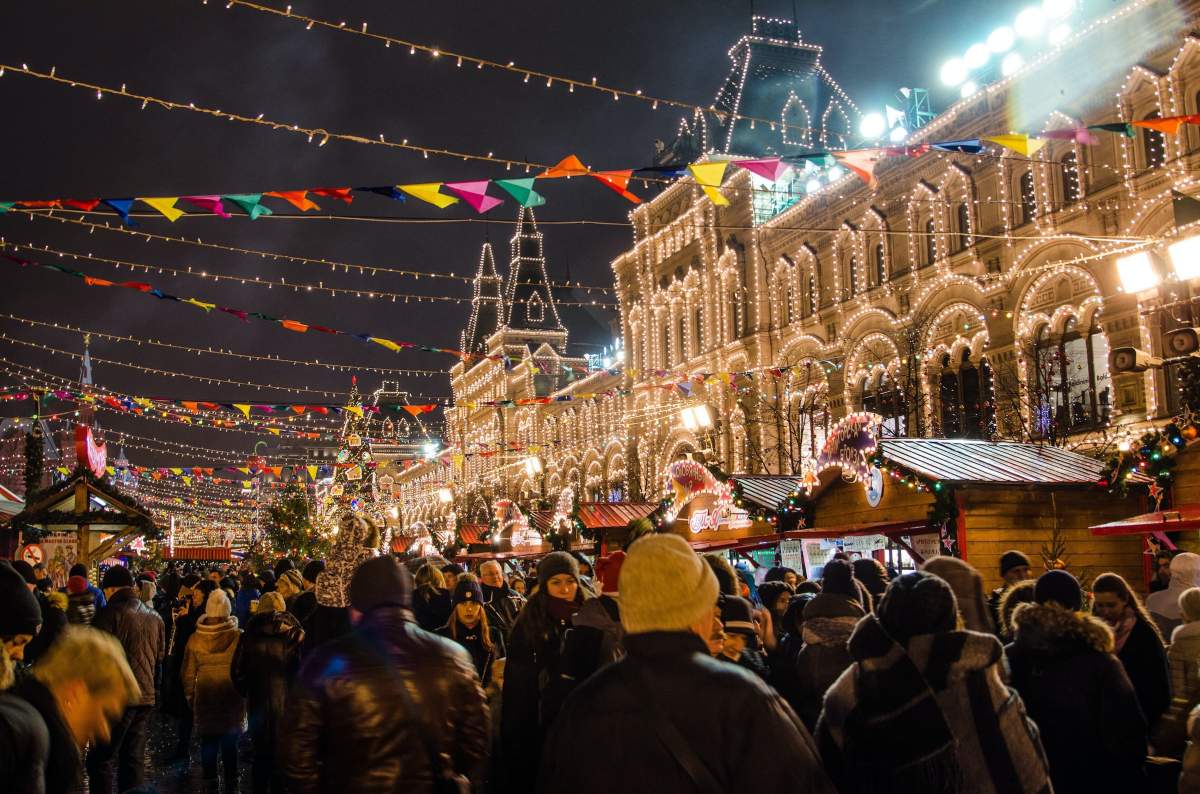 Luminițele festive s-au aprins în București.