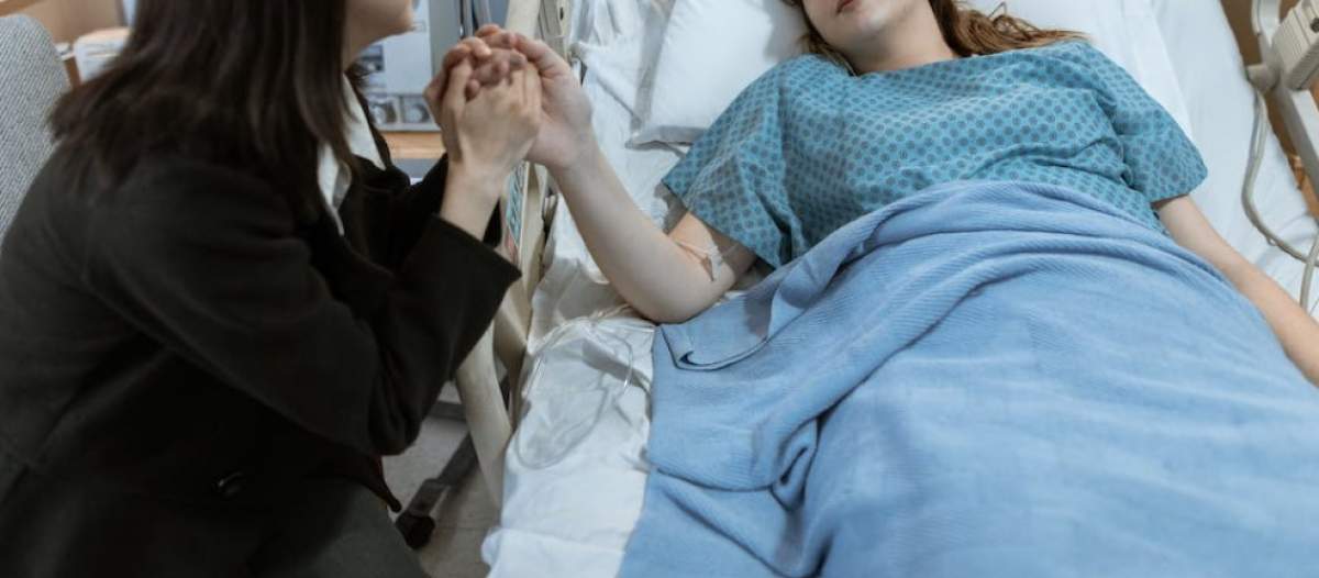 pacientă pe patul de spital