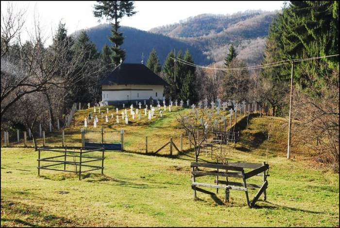 VIDEO. Scandal la Mănăstirea Frăsinei! Mitropolitul și episcopul ar vrea să le interzică călugărilor să mai coboare la mănăstirea de femei. Credincioșii au făcut apel!