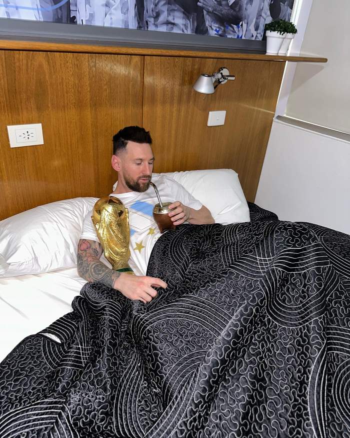 Lionel Messi a dormit cu trofeul de la Cupa Mondială. În ce ipostaze a fost surprins starul argentinian / FOTO