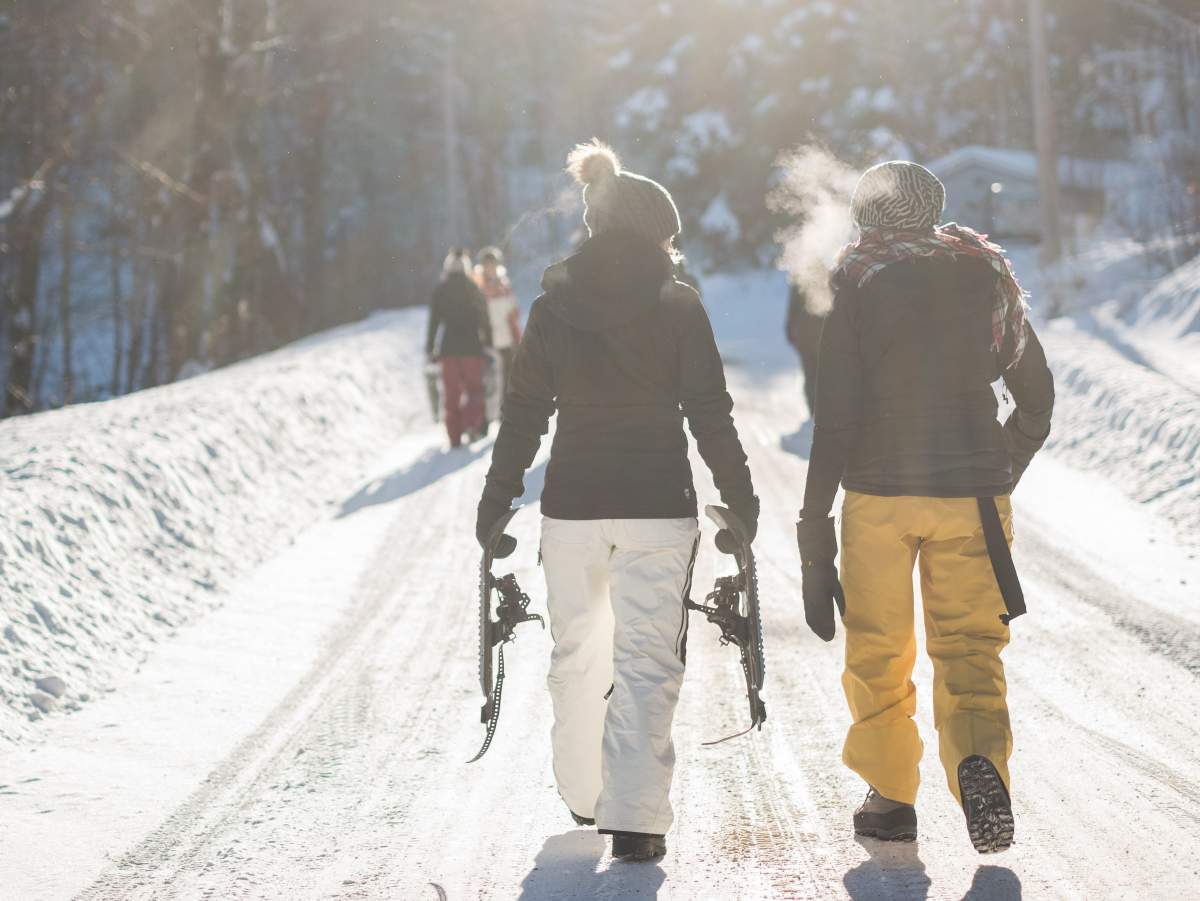Doi oameni îmbrăcați pentru ski.