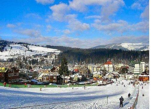 Stațiunea din România de o frumusețe rară, numită "Perla Bucovinei". Imaginile sunt de vis aici, iar prețurile sunt mici / FOTO