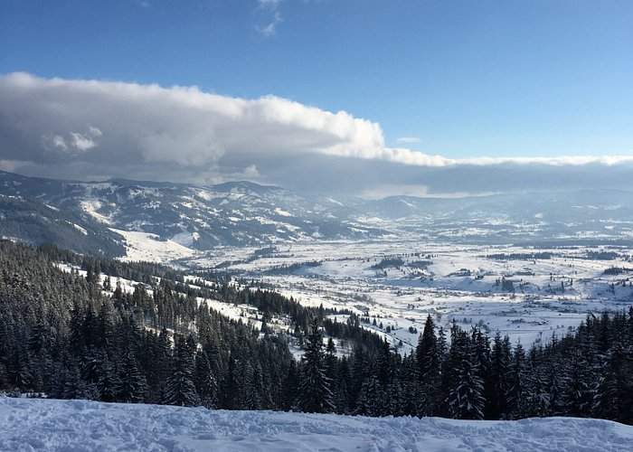 Stațiunea din România de o frumusețe rară, numită "Perla Bucovinei". Imaginile sunt de vis aici, iar prețurile sunt mici / FOTO