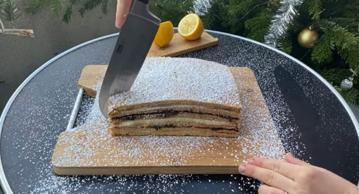 Un cuțit care taie o prăjitură