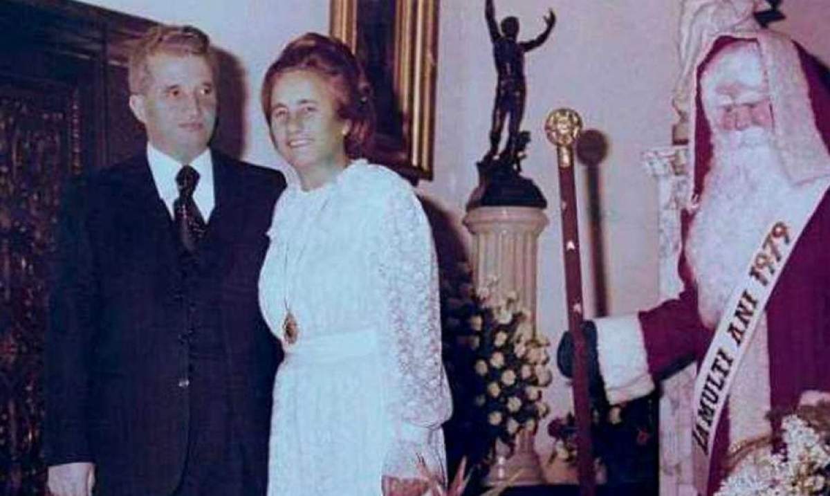 Nicolae Ceaușescu și Elena Ceaușescu alături de o figurină de Moș Crăciun