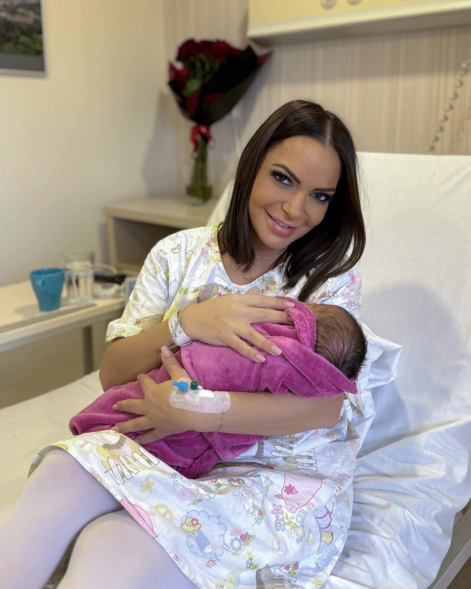 Andreea Antonescu și fetița ei nou născută