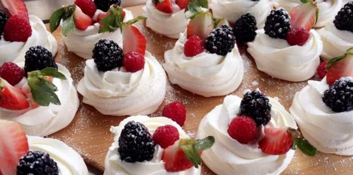 Rețetă de mini Pavlova cu vanilie și fructe. Un desert gustos pentru mesele festive