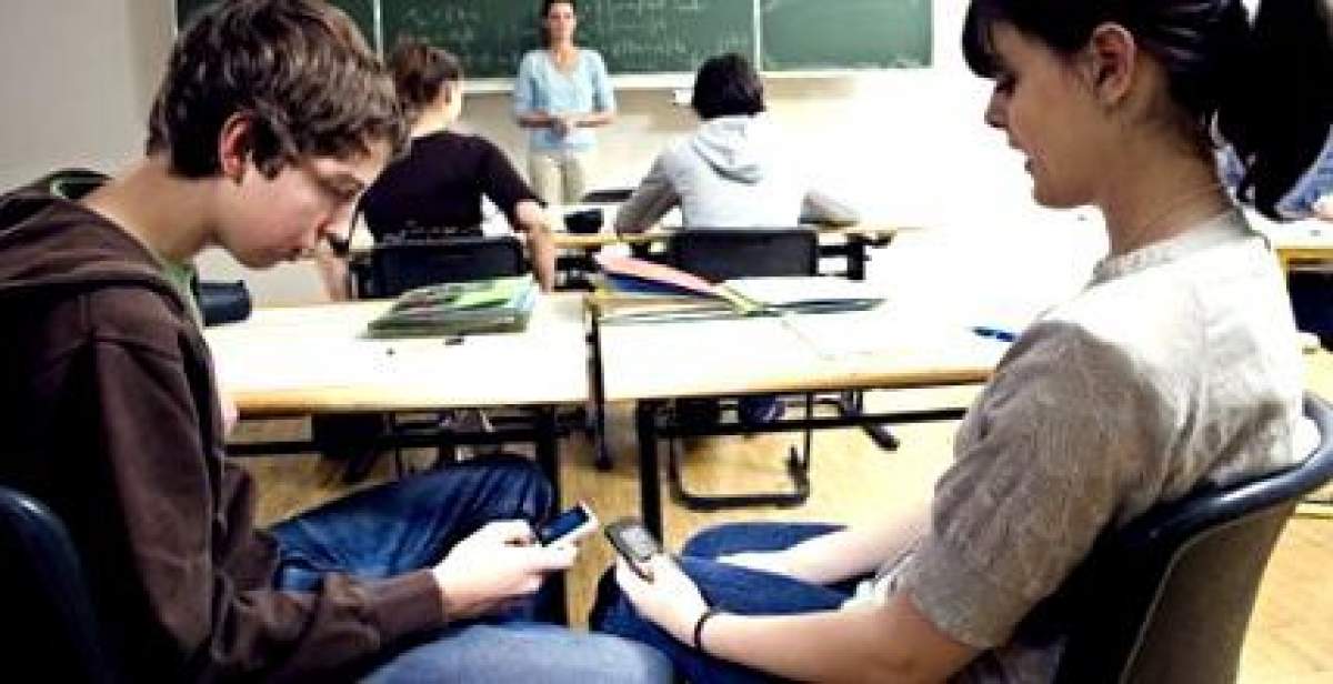 Țara din Europa unde vor fi interzise telefoanele mobile la școală. Motivul pentru care s-a luat decizia