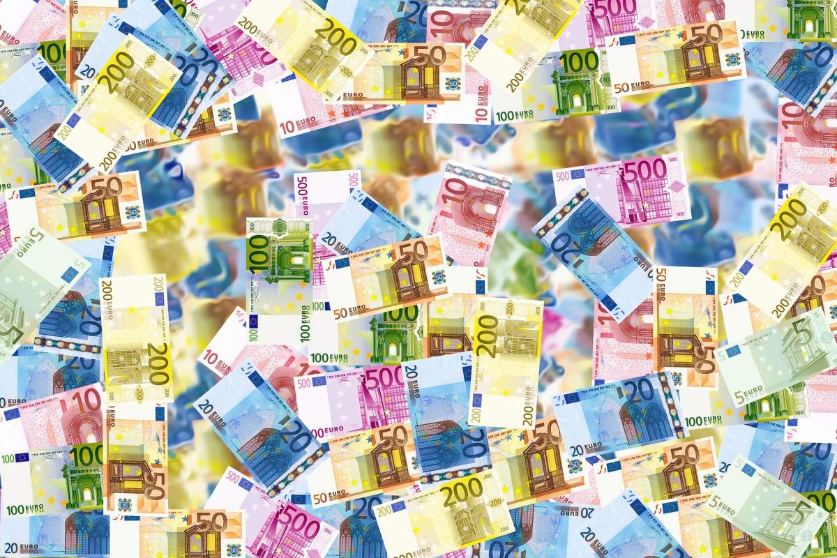 Cine sunt românii care vor primi 8.000 de euro de persoană, din 2023. Pe ce vor putea să folosească sumele de bani 