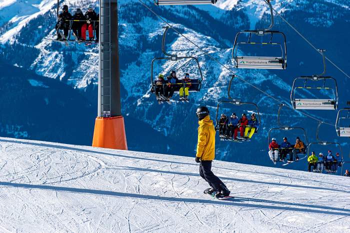 Românii vor scoate mai mulți bani din portofel pentru o vacanță la schi. Cu cât a crescut prețul față de anul trecut