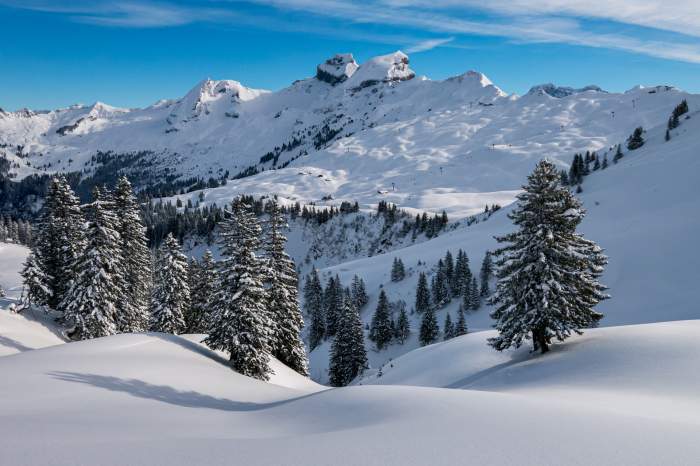 Românii vor scoate mai mulți bani din portofel pentru o vacanță la schi. Cu cât a crescut prețul față de anul trecut