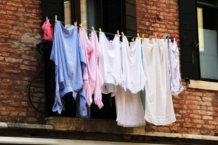 Cum să ai hainele călcate după ce le-ai scos din mașina de spălat. Vei economisi mult timp