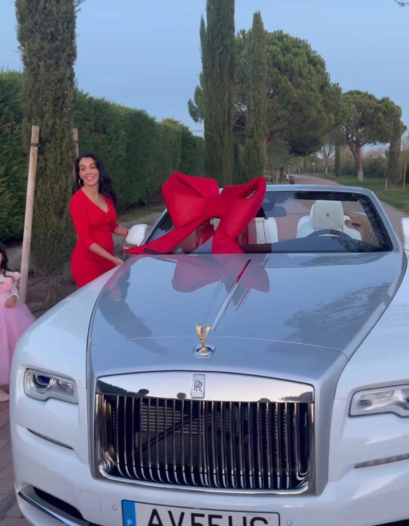 Cristiano Ronaldo, cadou inedit de la partenera lui, Georgina, de Crăciun. Modelul i-a cumpărat un bolid de lux de sute de mii de euro / FOTO