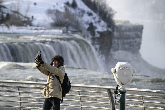 Cascada Niagara din SUA a înghețat. Un curcubeu a fost surprins de turiști / FOTO